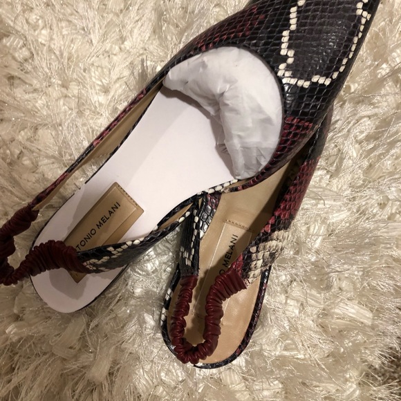 Unfortunately the shoes fits for someone that has small & thin feet lol - Picture 3 of 6